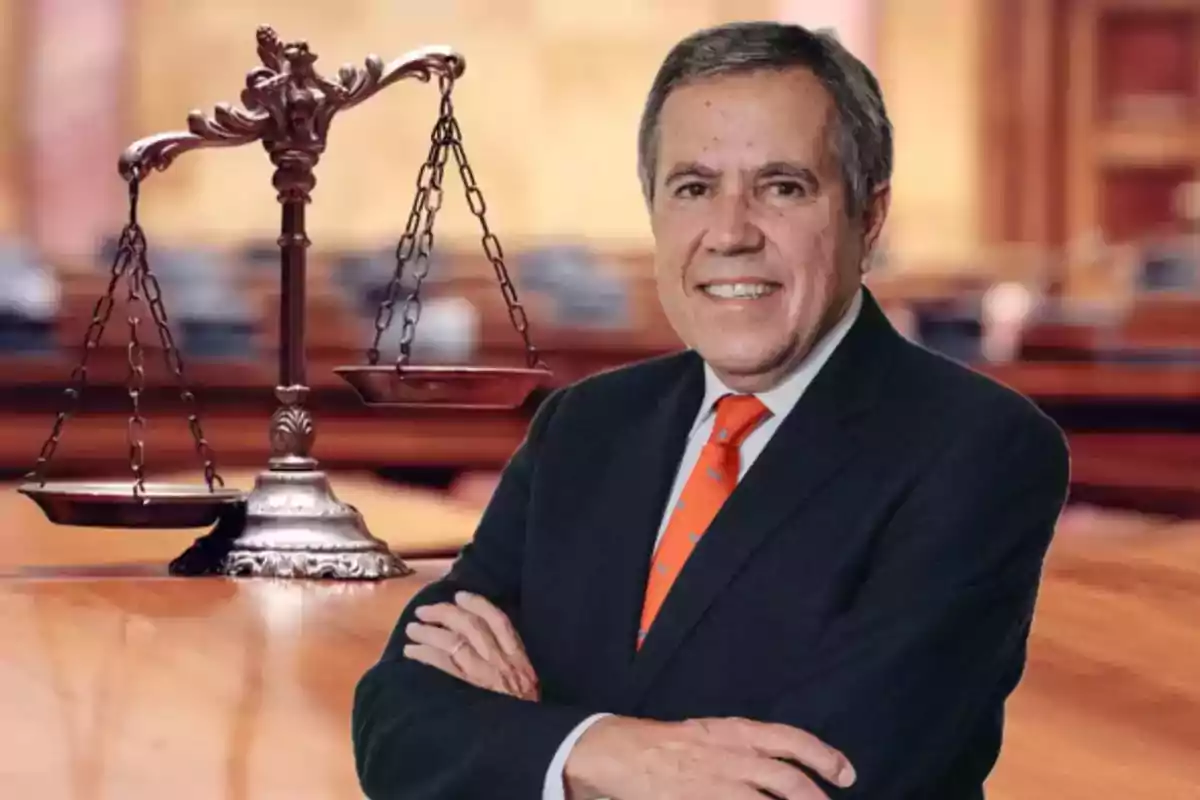 Hombre de traje y corbata naranja sonriendo con los brazos cruzados frente a una balanza de la justicia en un fondo de sala de tribunal Hombre de traje y corbata naranja sonriendo con los brazos cruzados frente a una balanza de la justicia en un fondo de sala de tribunal