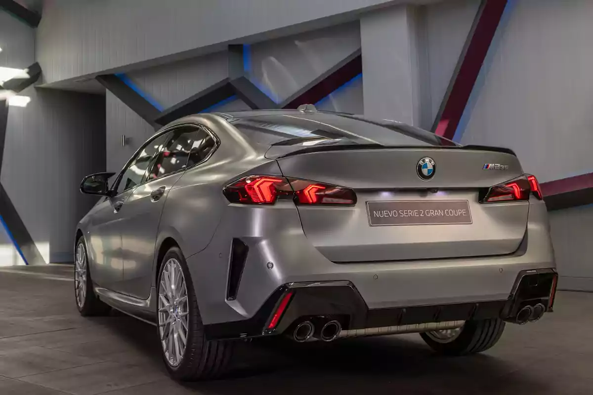 Un automóvil BMW Serie 2 Gran Coupé de color gris en un garaje moderno.