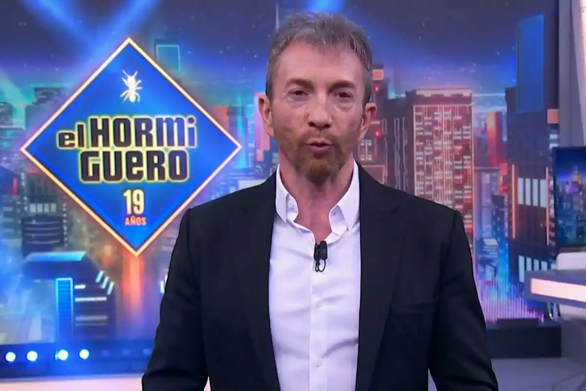 Pablo Motos está en un set colorido con un cartel que dice Pablo Motos está en un set colorido con un cartel que dice