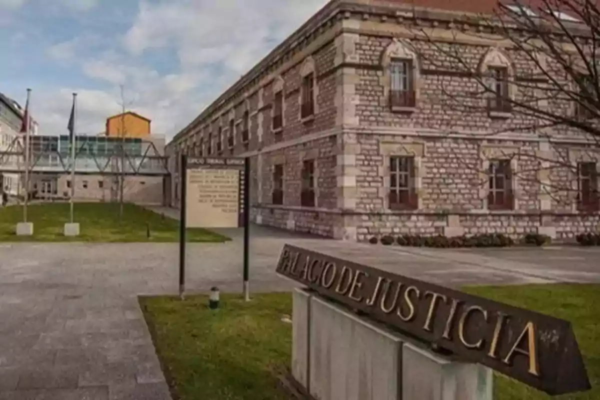 Edificio de piedra con un letrero que dice Edificio de piedra con un letrero que dice