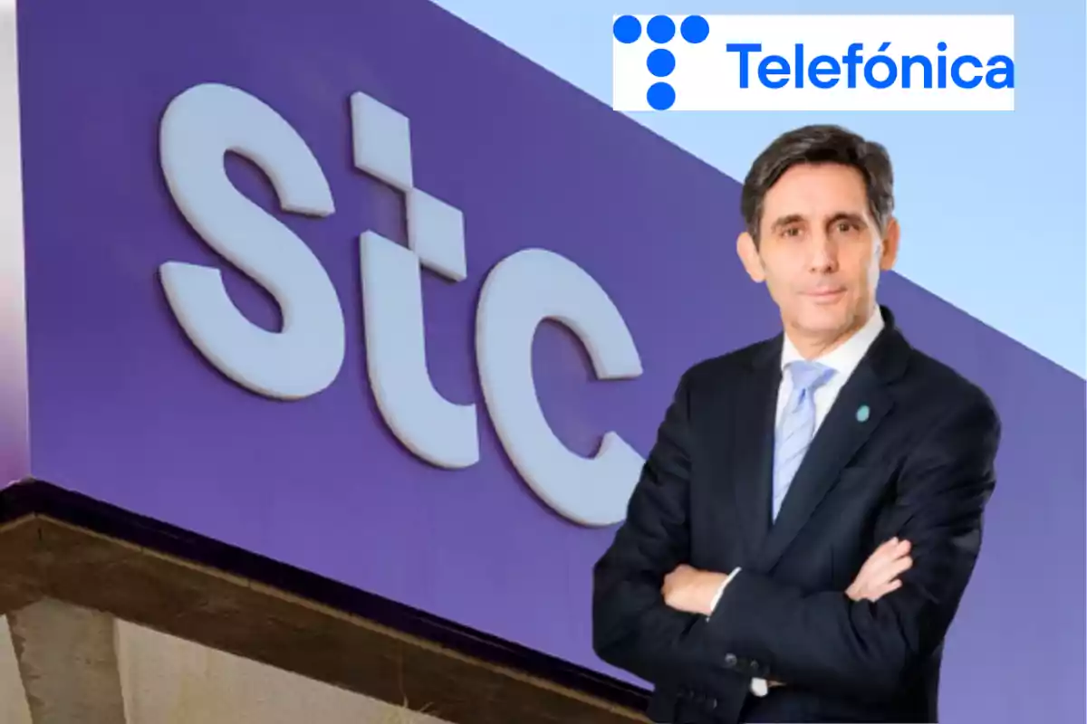 Un hombre de traje con los brazos cruzados frente a un cartel de STC y el logo de Telefónica en la esquina superior derecha.