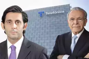 Dos hombres en traje frente a un edificio de Telefónica.