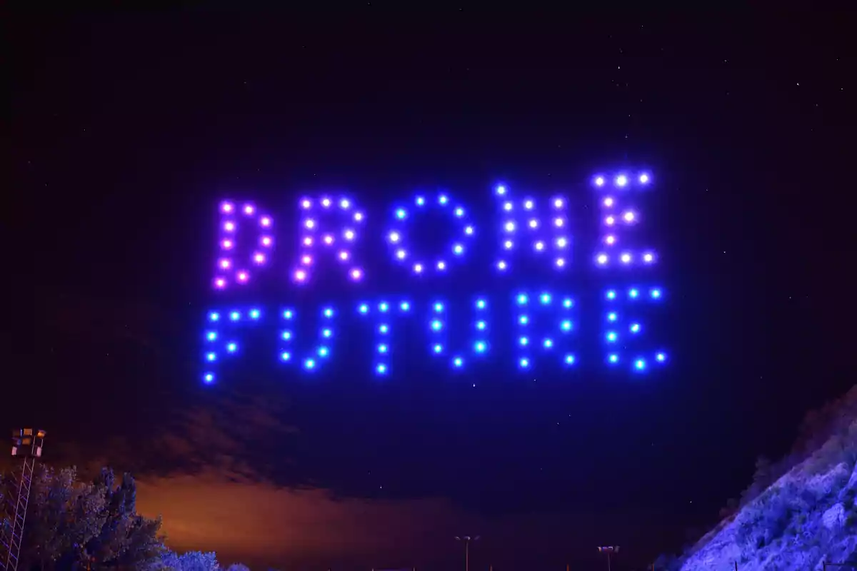 Un espectáculo nocturno de drones formando las palabras 