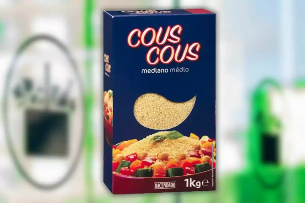 Caja de cous cous de la marca Hacendado con un diseño azul y una ventana transparente en forma de gota que muestra el producto en su interior, en la parte inferior hay una imagen de un plato de cous cous con verduras. Caja de cous cous de la marca Hacendado con un diseño azul y una ventana transparente en forma de gota que muestra el producto en su interior, en la parte inferior hay una imagen de un plato de cous cous con verduras.