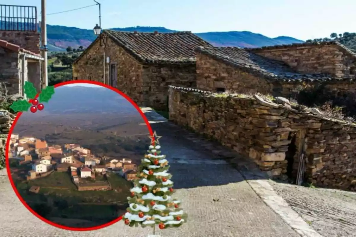 Una calle de un pueblo con casas de piedra y un paisaje montañoso al fondo, decorada con un marco navideño que incluye un árbol de Navidad y acebo.