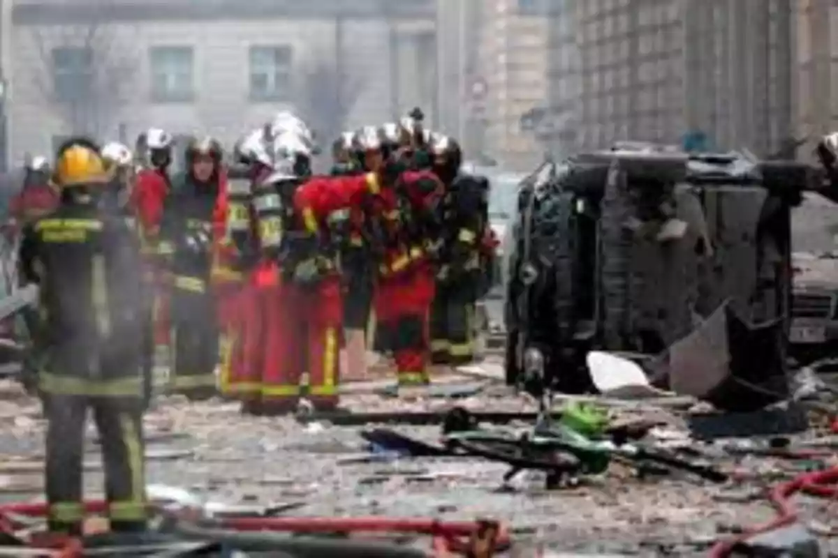 Los daños fueron cuantiosos en unos 100 metros a la redonda del local donde se produjo la explosión, en el barrio 9 de París.
