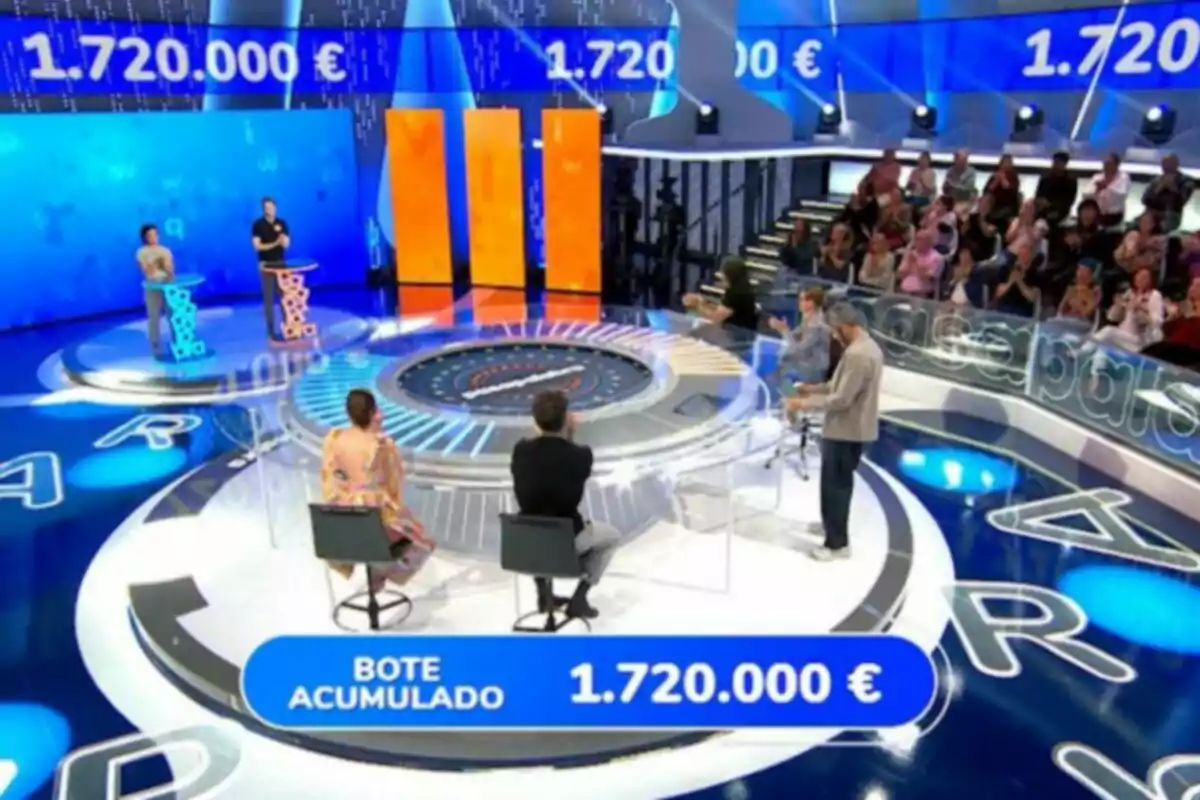 Concurso de televisión con participantes, público y un bote acumulado de un millón setecientos veinte mil euros en pantalla. Captura de 'Pasapalabra' Concurso de televisión con participantes, público y un bote acumulado de un millón setecientos veinte mil euros en pantalla. Captura de 'Pasapalabra'