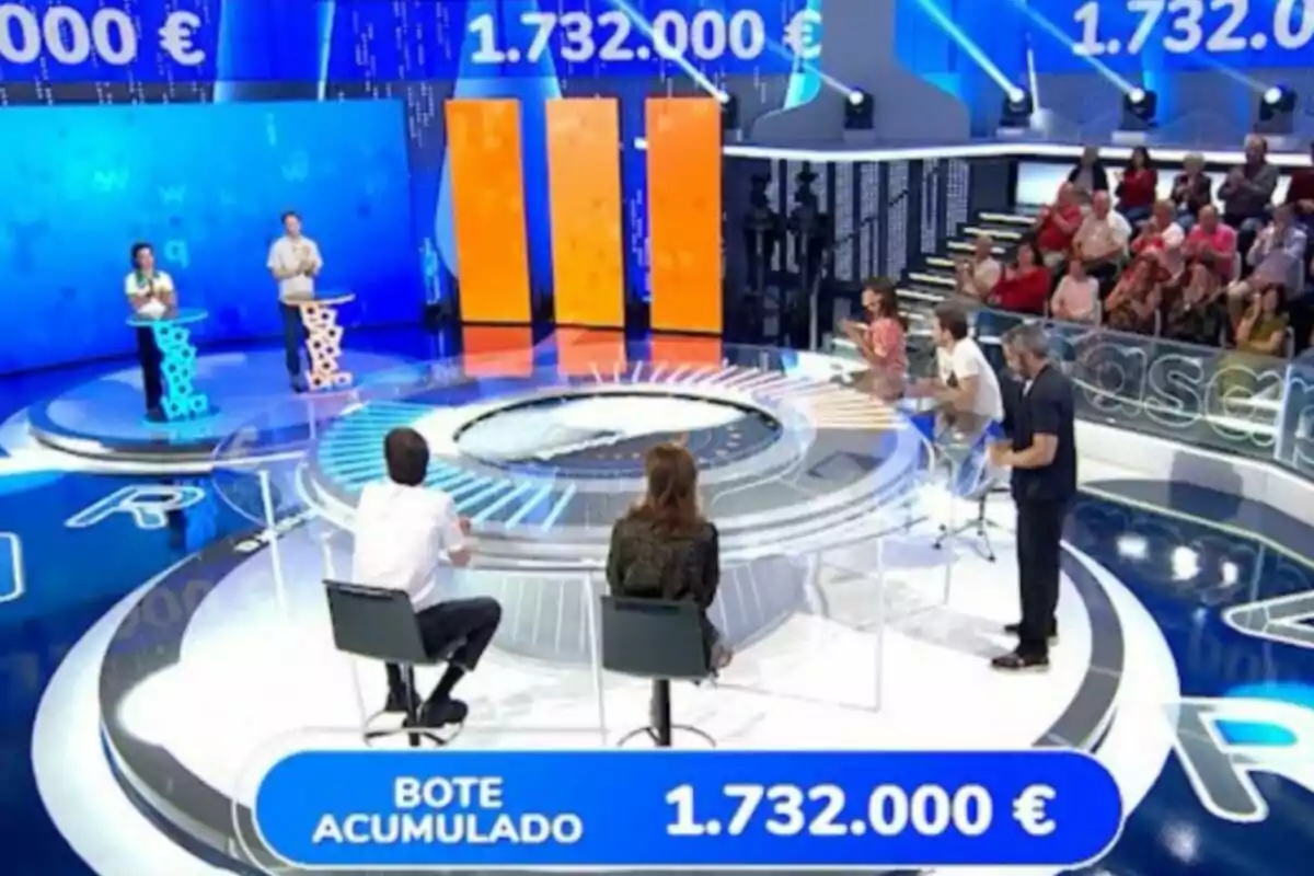 Concurso de televisión con participantes, público y un bote acumulado de un millón setecientos treinta y dos mil euros en pantalla. Captura de 'Pasapalabra' Concurso de televisión con participantes, público y un bote acumulado de un millón setecientos treinta y dos mil euros en pantalla. Captura de 'Pasapalabra'
