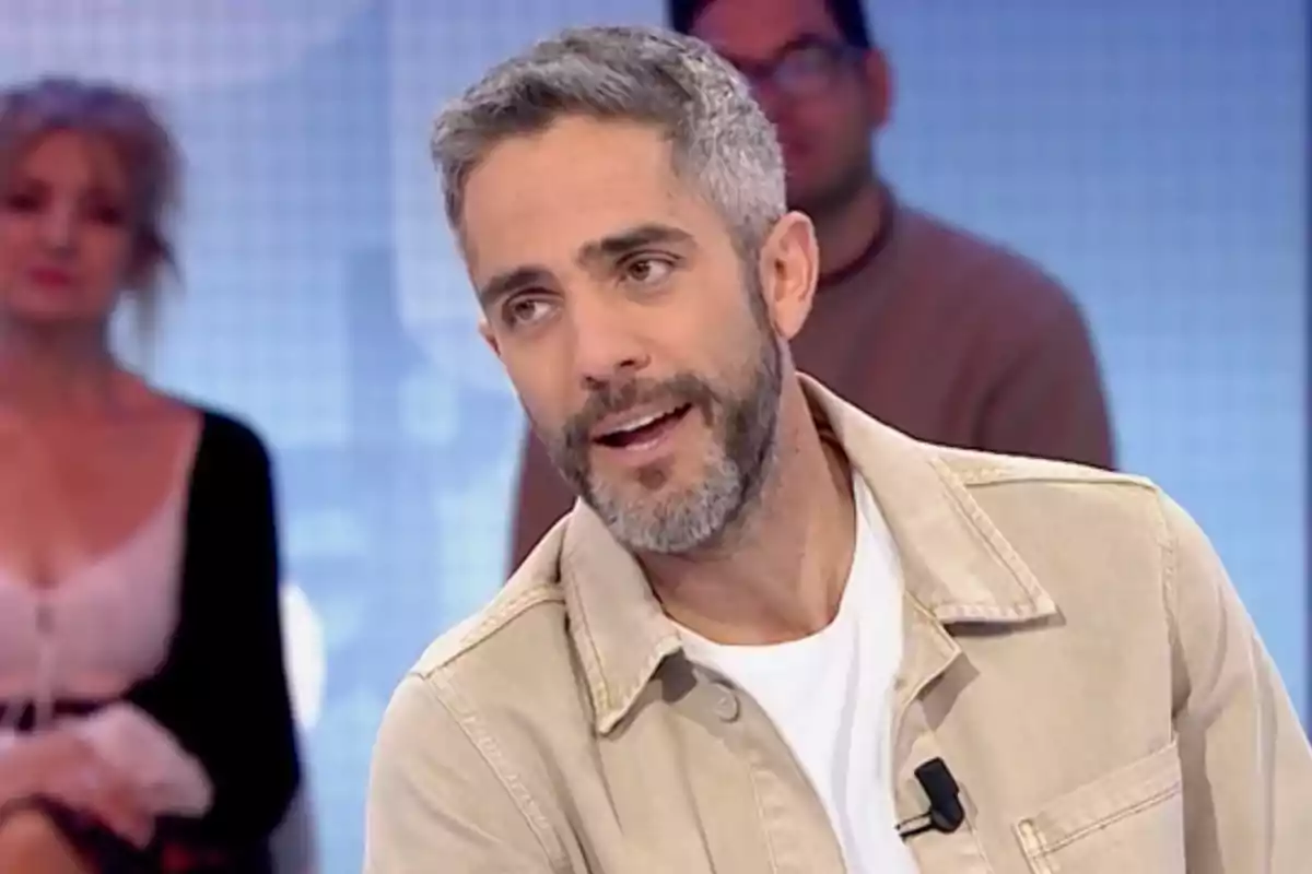 Roberto Leal está hablando en un programa de televisión con personas desenfocadas al fondo. Captura de 'Pasapalabra' Roberto Leal está hablando en un programa de televisión con personas desenfocadas al fondo. Captura de 'Pasapalabra'