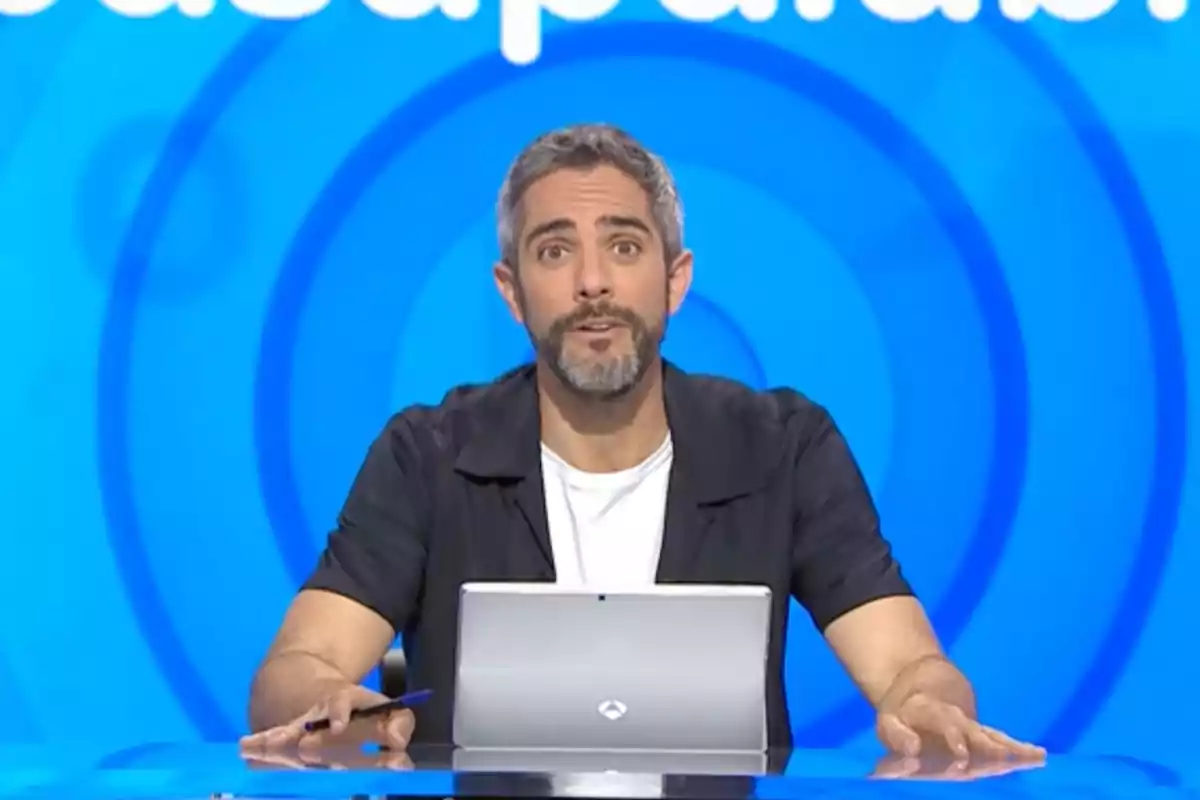 Roberto Leal sentado frente a una laptop en un set de televisión con fondo azul. Captura de 'Pasapalabra' Roberto Leal sentado frente a una laptop en un set de televisión con fondo azul. Captura de 'Pasapalabra'