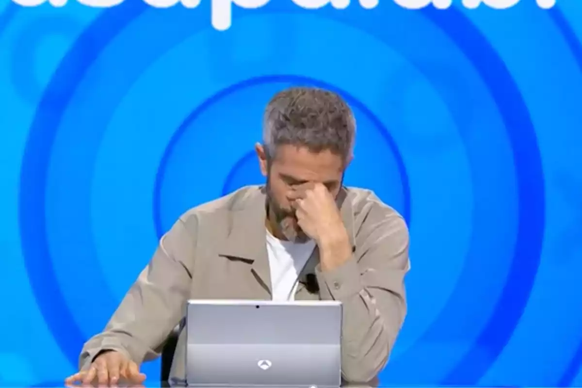 Roberto Leal sentado frente a una computadora con gesto de frustración y fondo azul con círculos concéntricos. Captura de 'Pasapalabra' Roberto Leal sentado frente a una computadora con gesto de frustración y fondo azul con círculos concéntricos. Captura de 'Pasapalabra'