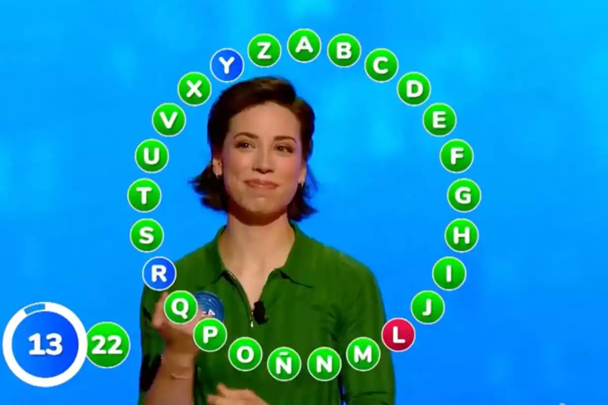 Rosa concursando en el rosco de un programa de televisión con letras del abecedario rodeándola y un cronómetro en la esquina inferior izquierda. Captura de 'Pasapalabra' Rosa concursando en el rosco de un programa de televisión con letras del abecedario rodeándola y un cronómetro en la esquina inferior izquierda. Captura de 'Pasapalabra'