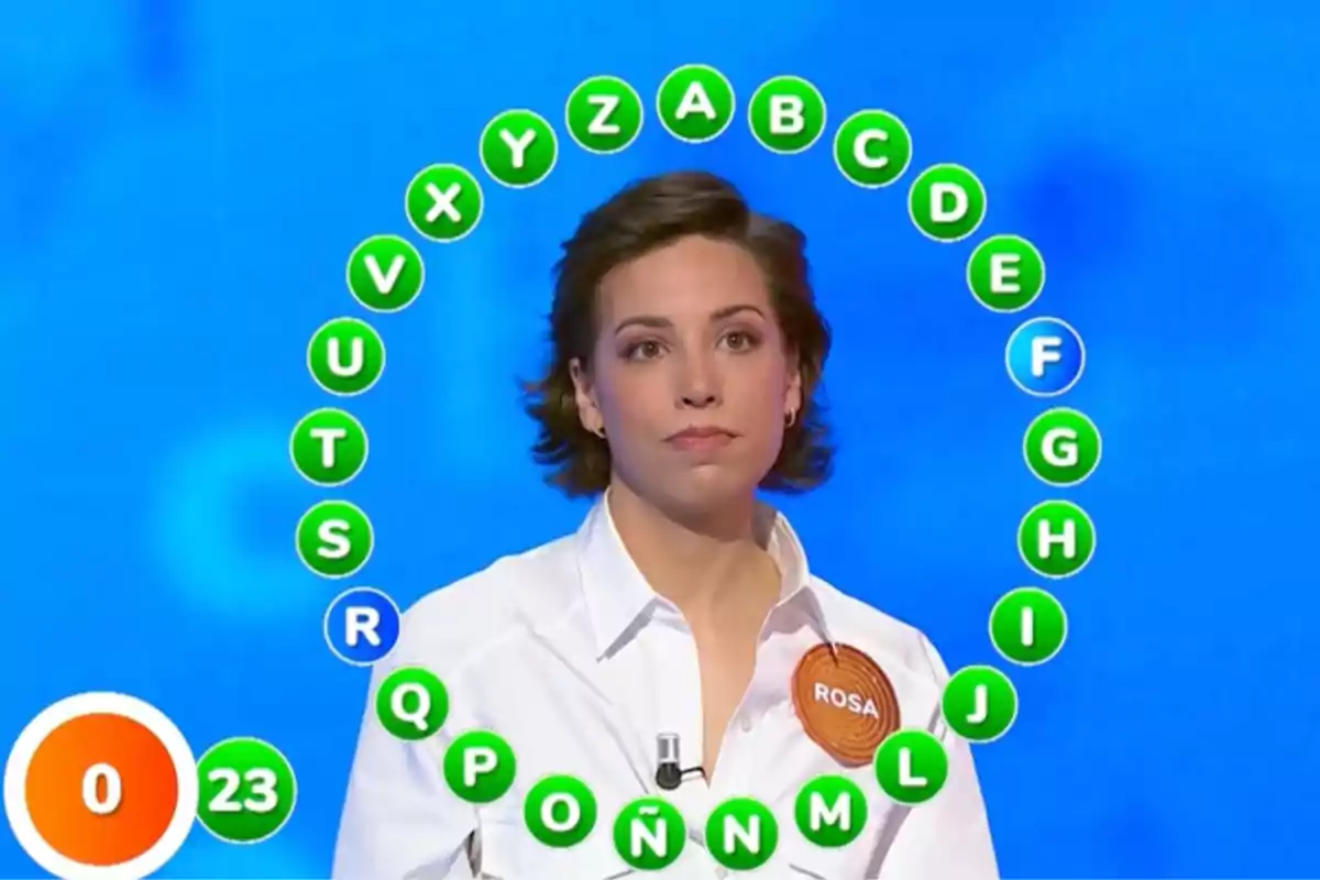 Rosa en un programa de televisión con letras del abecedario en un círculo a su alrededor y un cronómetro en la esquina inferior izquierda. Captura de 'Pasapalabra' Rosa en un programa de televisión con letras del abecedario en un círculo a su alrededor y un cronómetro en la esquina inferior izquierda. Captura de 'Pasapalabra'
