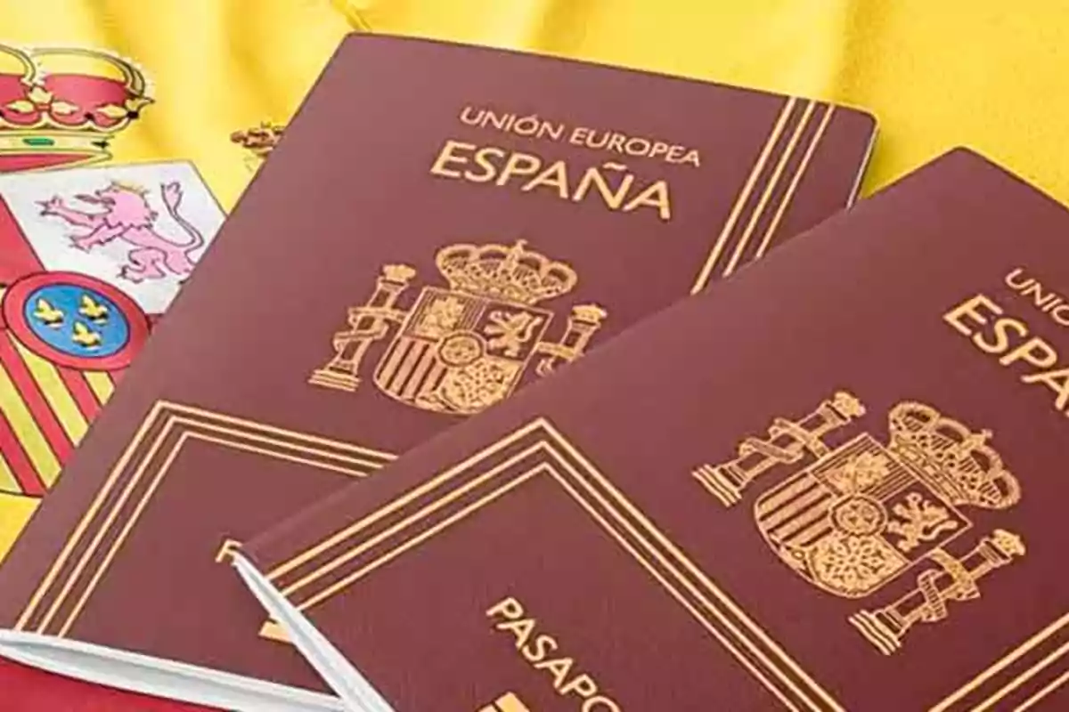 Pasaportes españoles sobre una bandera de España.