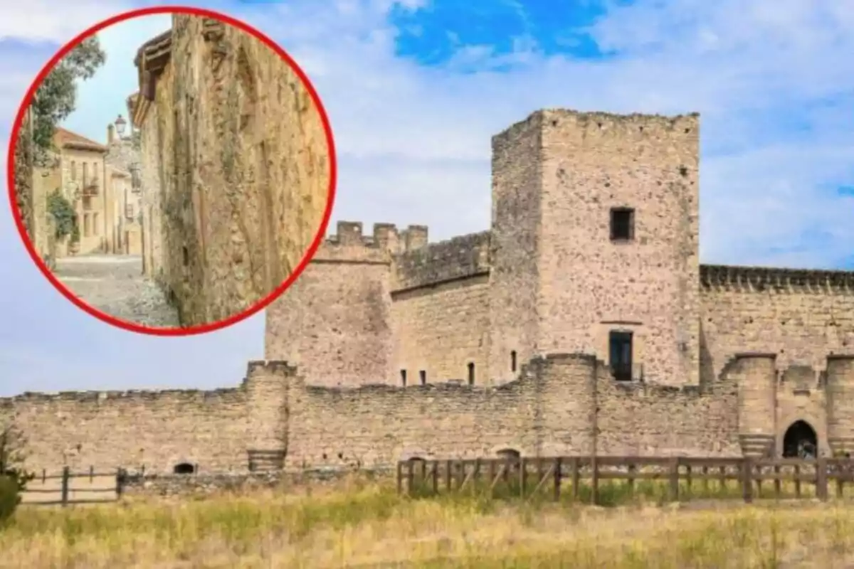 Castillo de piedra con una torre cuadrada y un camino empedrado en un recuadro rojo.