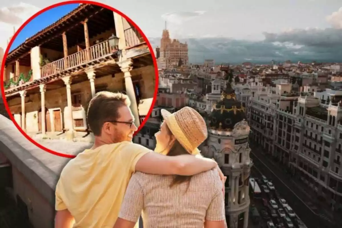 Una pareja observa la ciudad desde un mirador con un edificio histórico destacado en un círculo rojo.