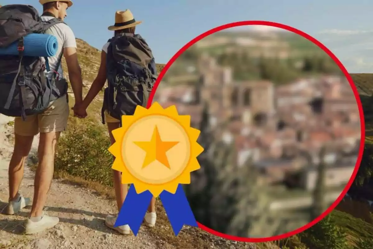 Una pareja de excursionistas con mochilas y sombreros camina de la mano por un sendero, con una medalla de premio en primer plano y un paisaje borroso de un pueblo al fondo.