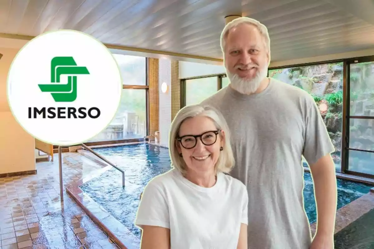 Una pareja sonriente en un spa interior con el logo de IMSERSO en la esquina.