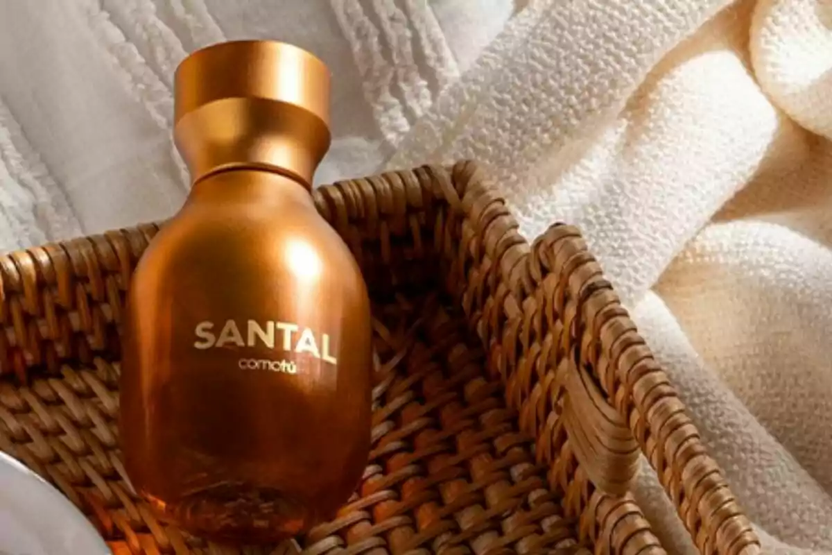 Una botella dorada de perfume con la etiqueta Una botella dorada de perfume con la etiqueta
