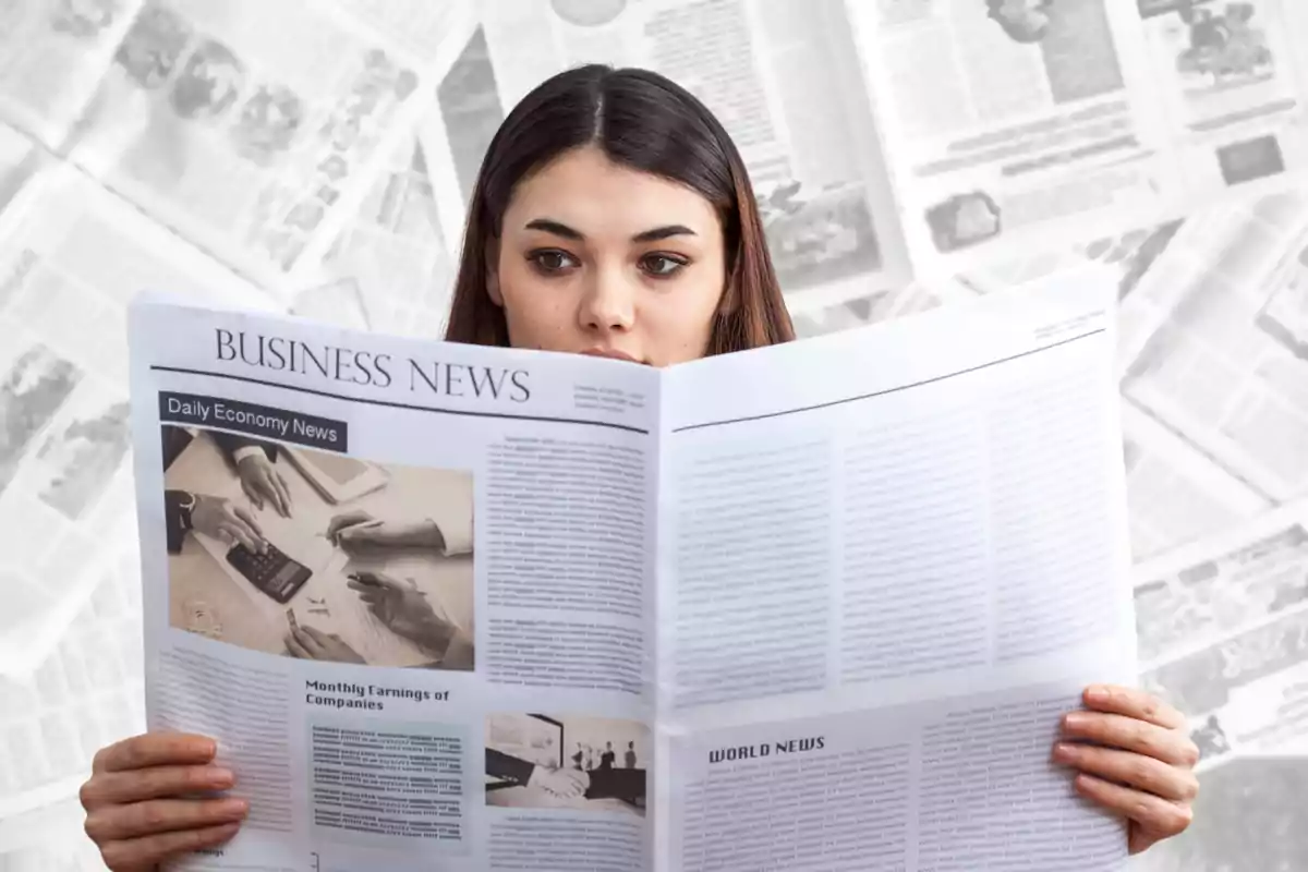 Mujer leyendo un periódico de negocios con fondo de páginas de periódico.