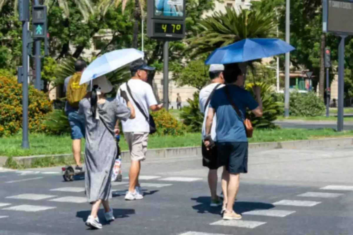 Imágenes de personas al lado de un termómetro en las calles de la capital hispalense a 47 grados de temperatura, a 24 de julio de 2024, en Sevilla. Imágenes de personas al lado de un termómetro en las calles de la capital hispalense a 47 grados de temperatura, a 24 de julio de 2024, en Sevilla.