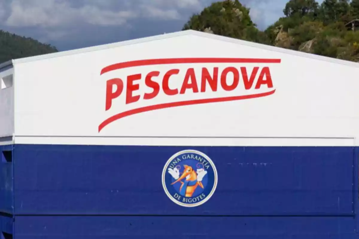 Edificio con el logotipo de Pescanova y un emblema circular con un camarón sonriente.