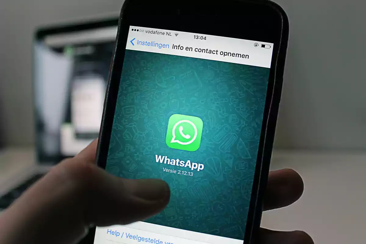 Pantalla de inicio de la aplicación WhatsApp en un teléfono móvil.