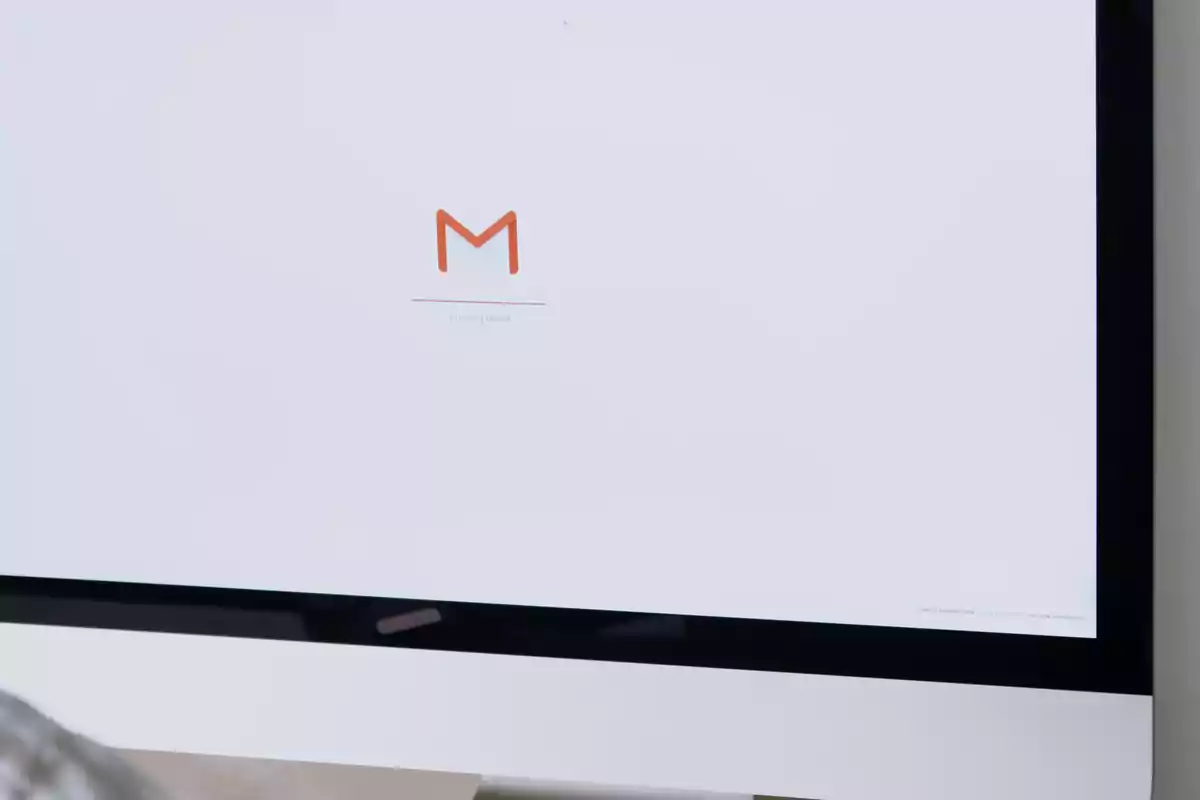 Pantalla de computadora mostrando el logotipo de Gmail.