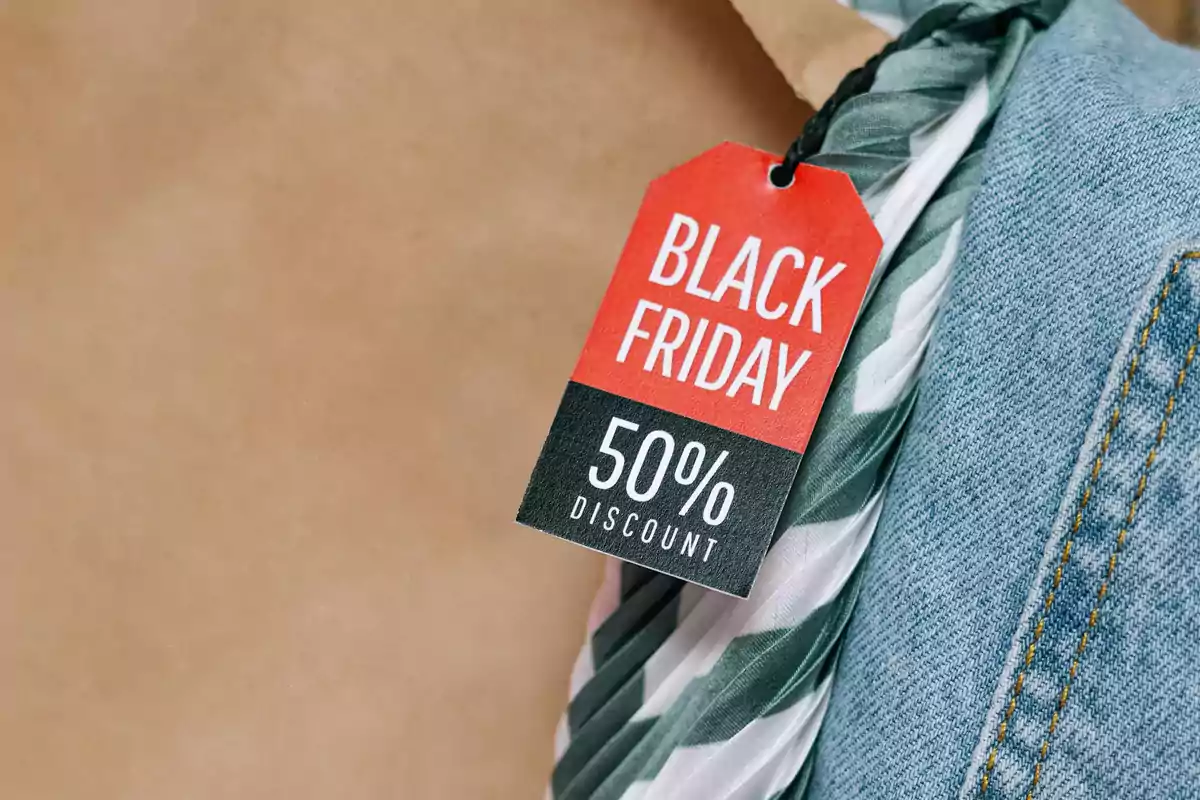 Etiqueta de descuento del 50% para Black Friday colgando de una prenda de mezclilla.