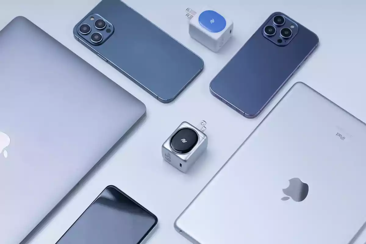 Varios dispositivos electrónicos de Apple y cargadores sobre una superficie blanca Varios dispositivos electrónicos de Apple y cargadores sobre una superficie blanca