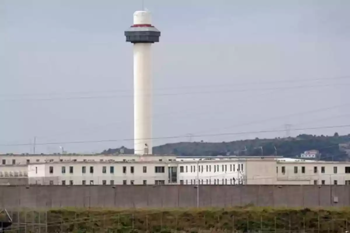 Edificio con una torre alta y redonda en un entorno rural.