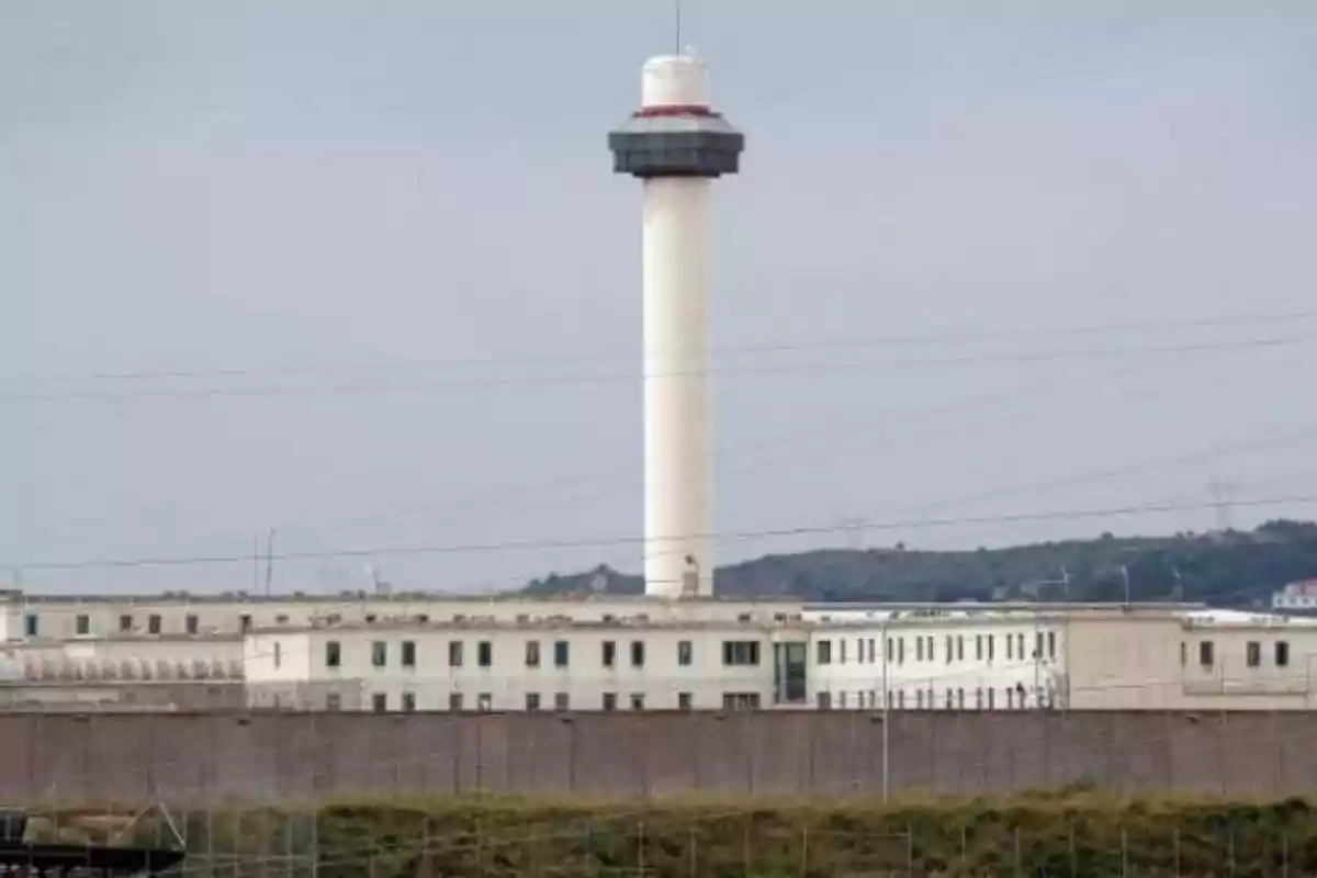 Vista de un edificio con una torre alta en un entorno rural.