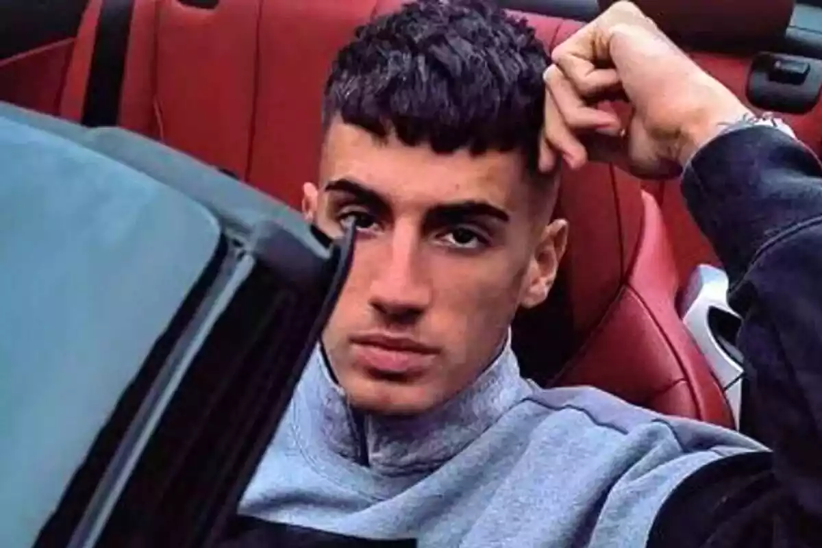 Pietro Costanzia dentro de un coche con la mano en la cabeza Pietro Costanzia dentro de un coche con la mano en la cabeza