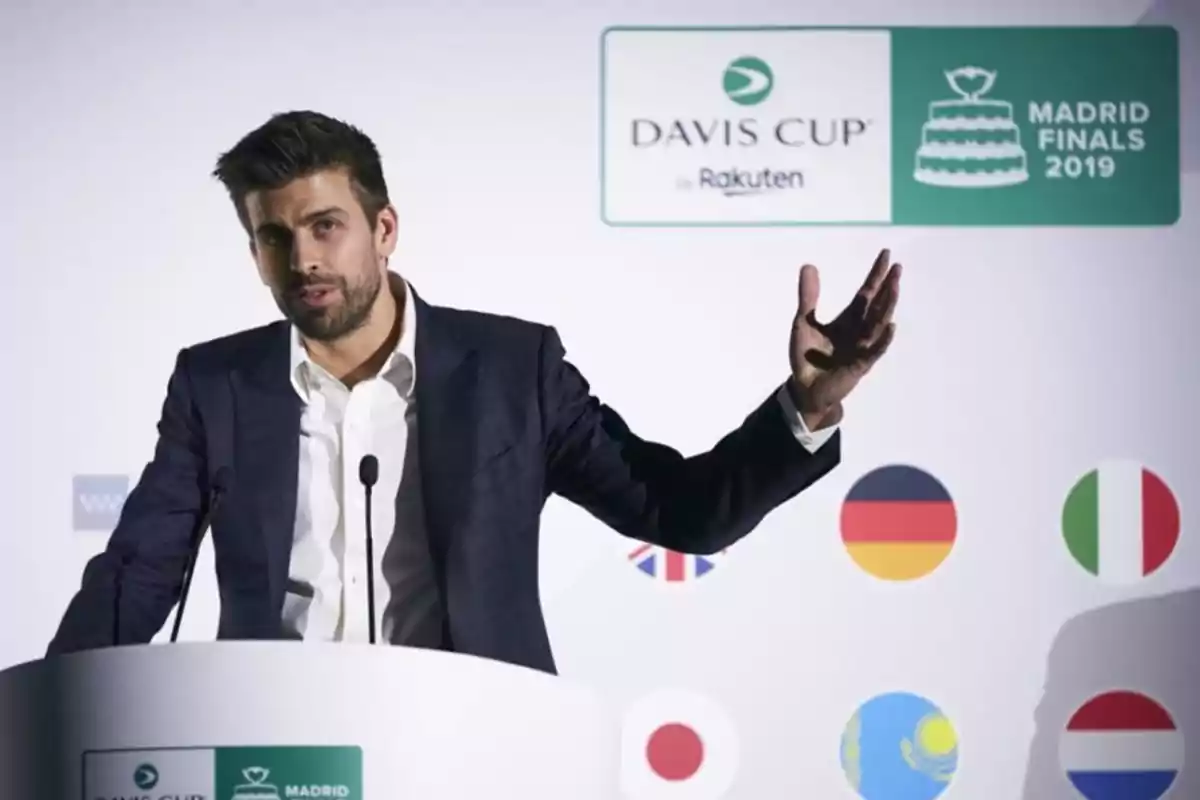 Hombre en traje hablando en un podio durante un evento de la Copa Davis en Madrid 2019.