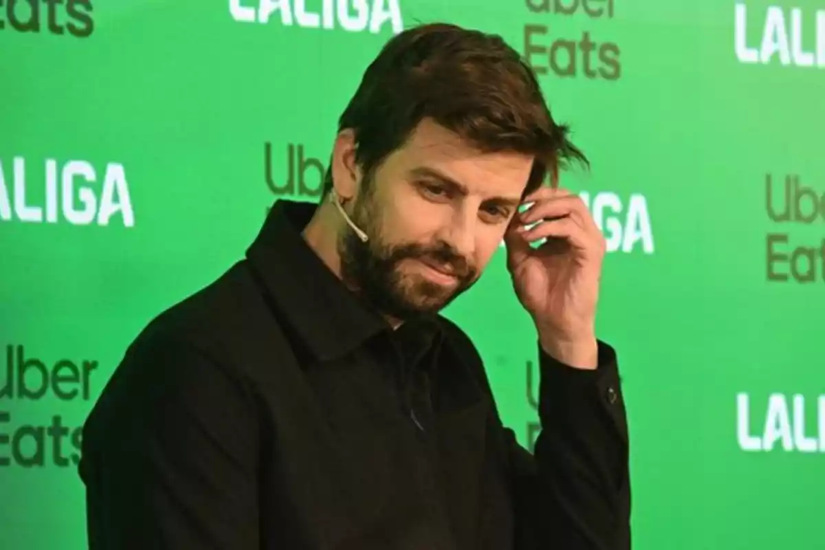 Hombre con barba y micrófono de diadema vestido de negro frente a un fondo verde con logotipos de LaLiga y Uber Eats