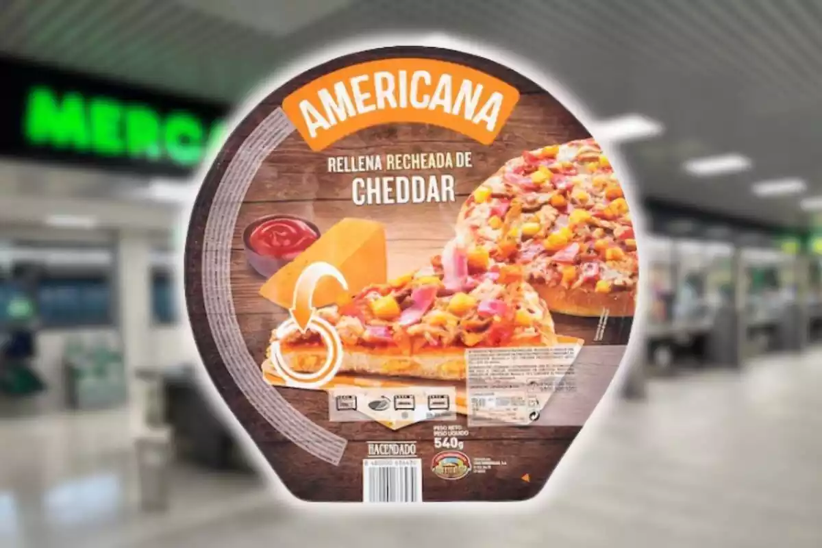 Pizza Americana Cheddar de Hacendado sobre fondo desenfocado de Mercadona Pizza Americana Cheddar de Hacendado sobre fondo desenfocado de Mercadona