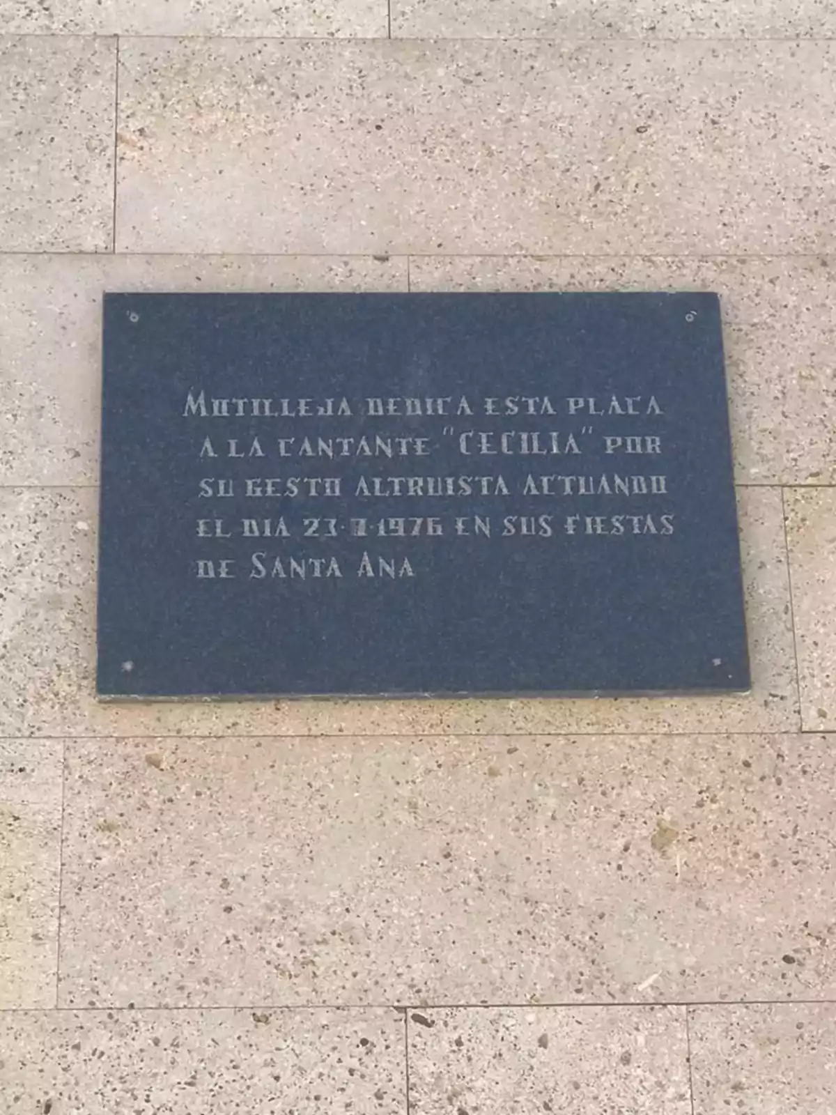 Placa conmemorativa dedicada a la cantante Cecilia en Mutilleja por su actuación altruista el 23 de julio de 1976 durante las fiestas de Santa Ana.