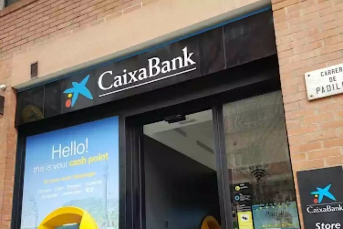 Fachada de una sucursal de CaixaBank con un letrero que dice 