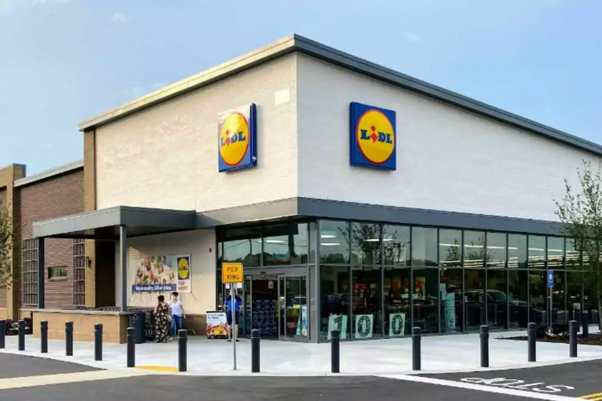 Fachada de una tienda de Lidl en Estados Unidos con puertas de vidrio. Fachada de una tienda de Lidl en Estados Unidos con puertas de vidrio.