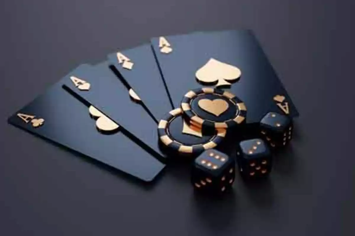 Cartas de póker negras con detalles dorados junto a fichas y dados sobre una mesa oscura