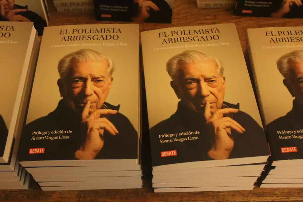 Varios ejemplares del libro El polemista arriesgado con la imagen de un hombre mayor en la portada y el nombre de la editorial Debate en la esquina inferior izquierda