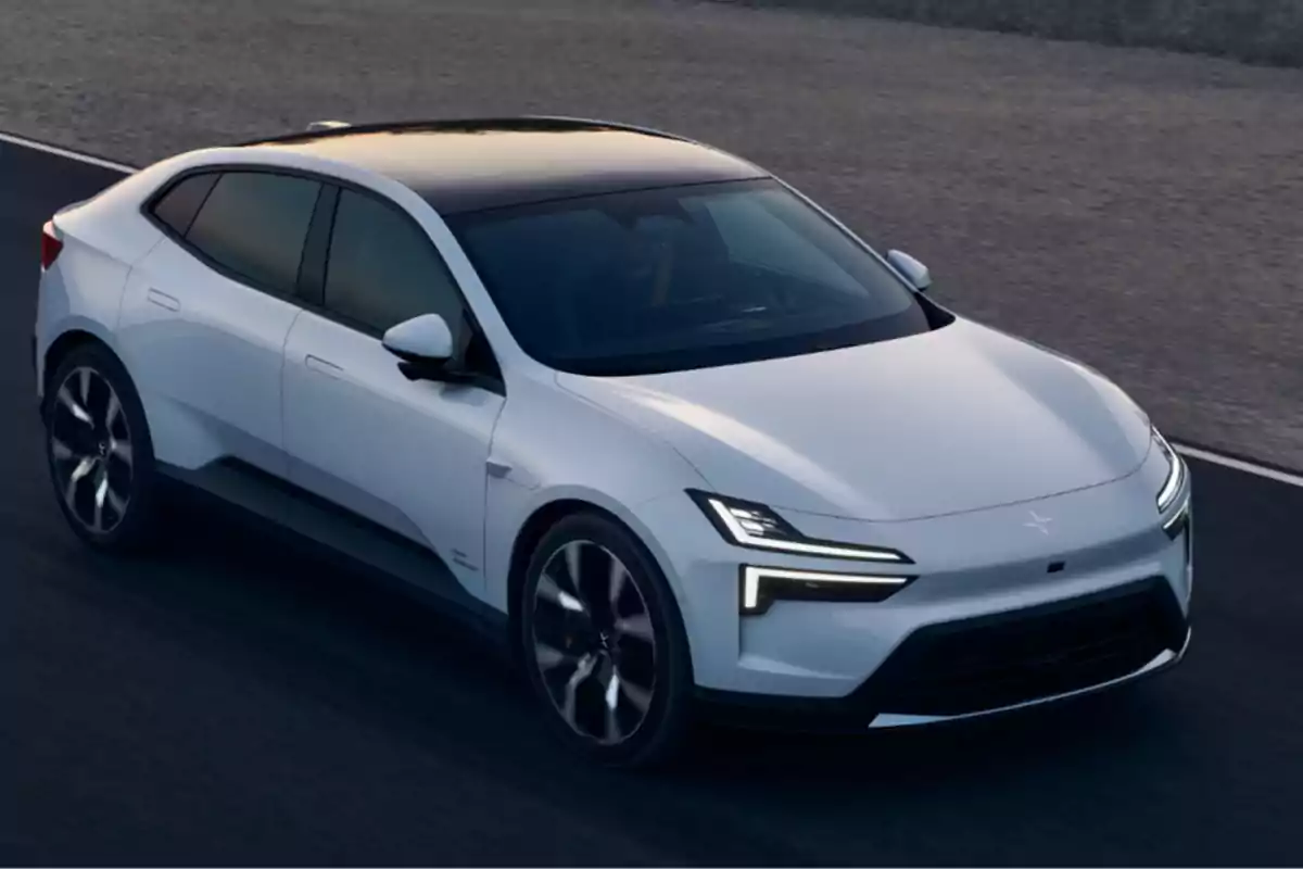 Un coche Polestar 4 blanco de diseño moderno circulando por una carretera.