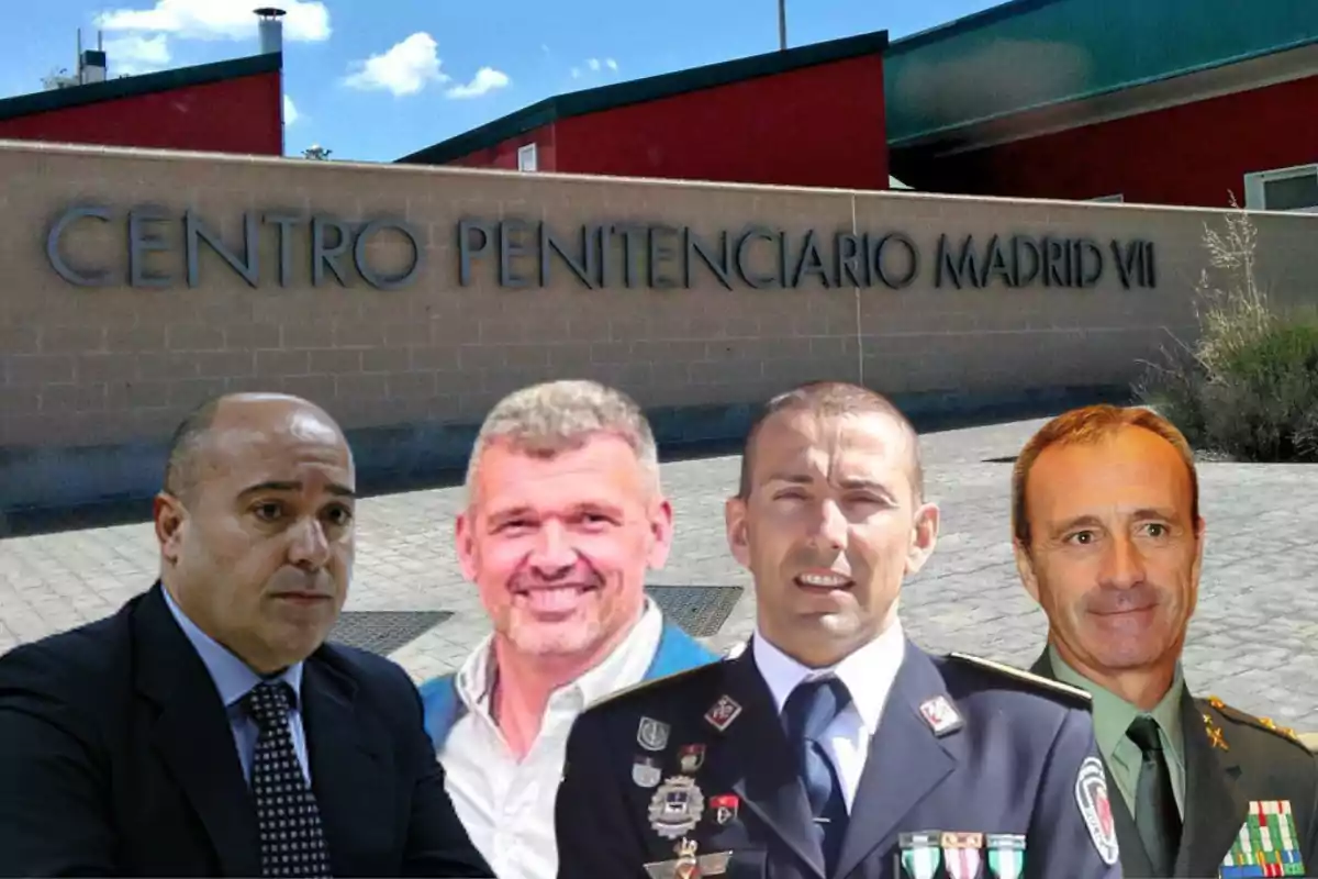 Un grupo de hombres frente al Centro Penitenciario Madrid VII.