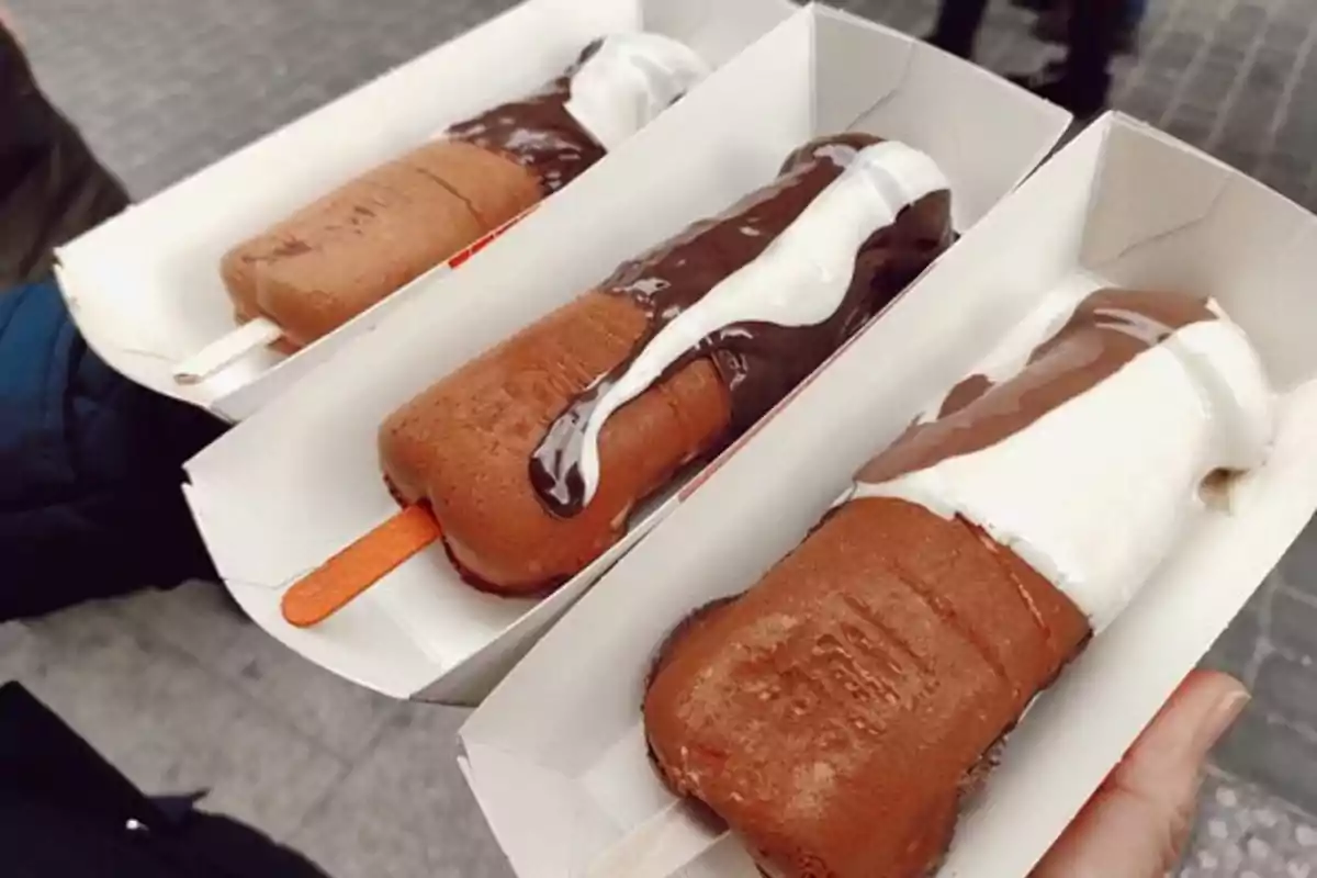 Tres helados de chocolate y vainilla en cajas de cartón.