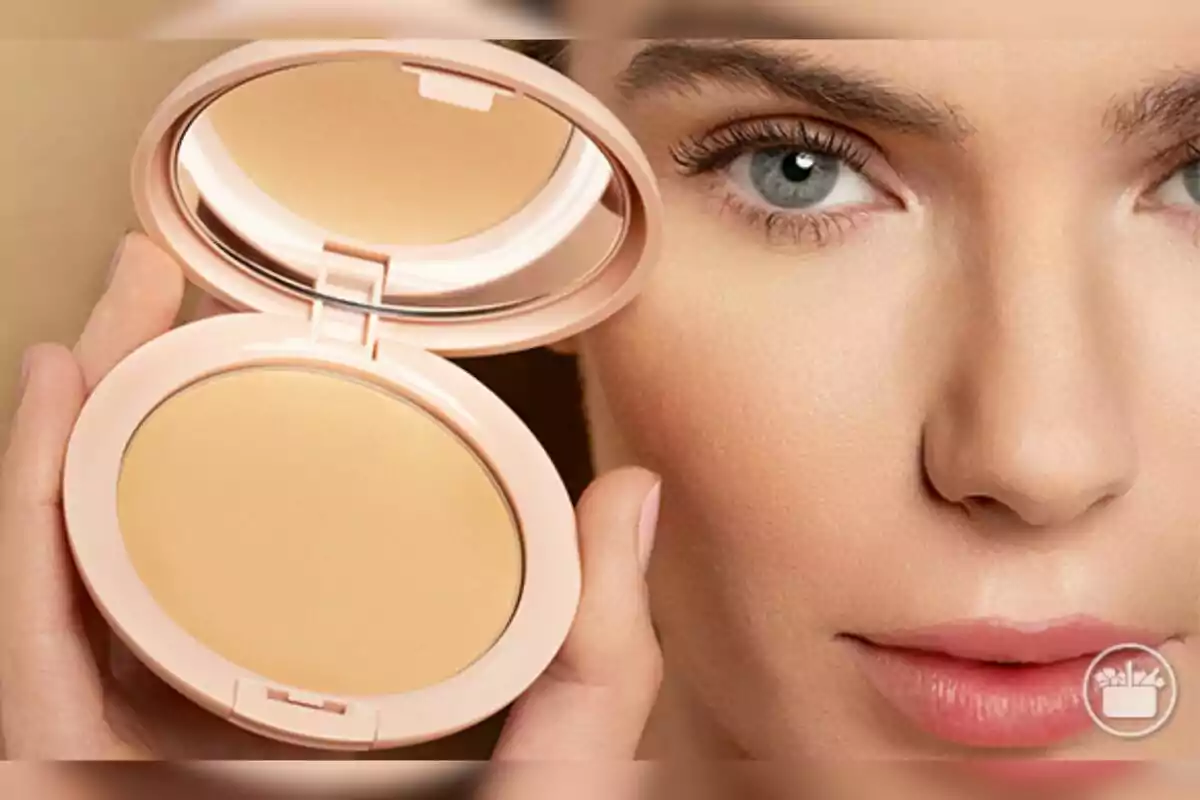 Mujer sosteniendo un compacto de maquillaje de Mercadona frente a su rostro. Mujer sosteniendo un compacto de maquillaje de Mercadona frente a su rostro.