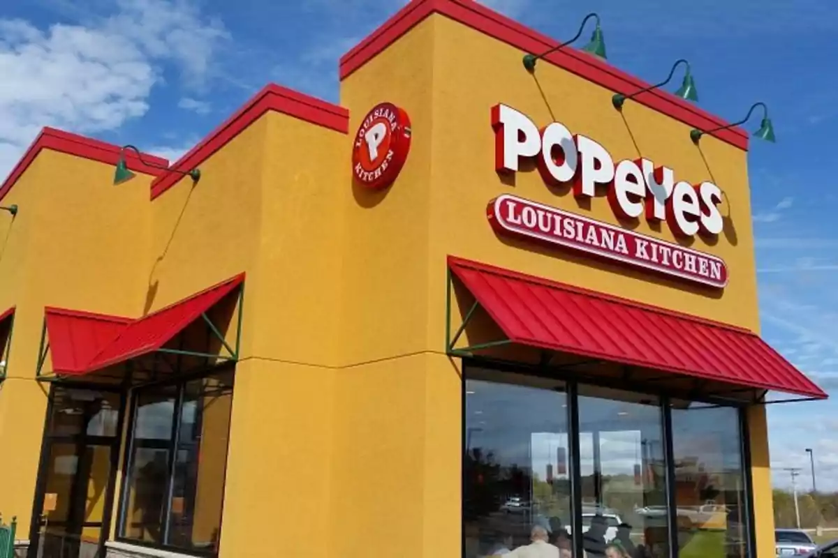 Edificio de un restaurante de comida rápida con un diseño exterior en colores amarillo y rojo. Edificio de un restaurante de comida rápida con un diseño exterior en colores amarillo y rojo.
