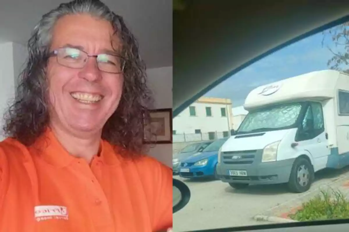 Un hombre sonriente con una camisa naranja a la izquierda y una autocaravana blanca estacionada a la derecha.