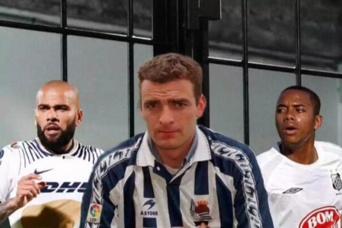 Tres futbolistas con uniformes de diferentes equipos posan frente a una reja.