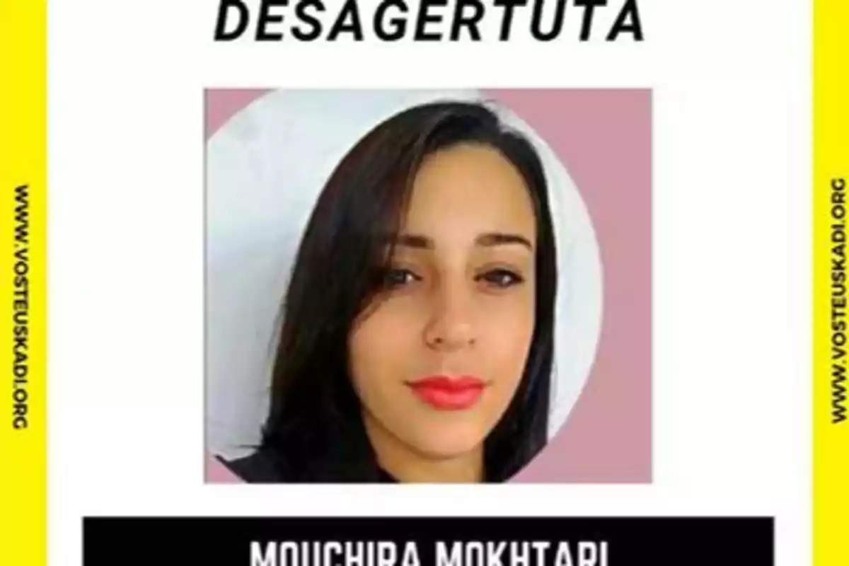 Cartel de persona desaparecida con la foto de una mujer de cabello oscuro y labios rojos, con el nombre "Mouchira Mokhtari" y la URL "www.vosteuskadi.org" en los bordes laterales.