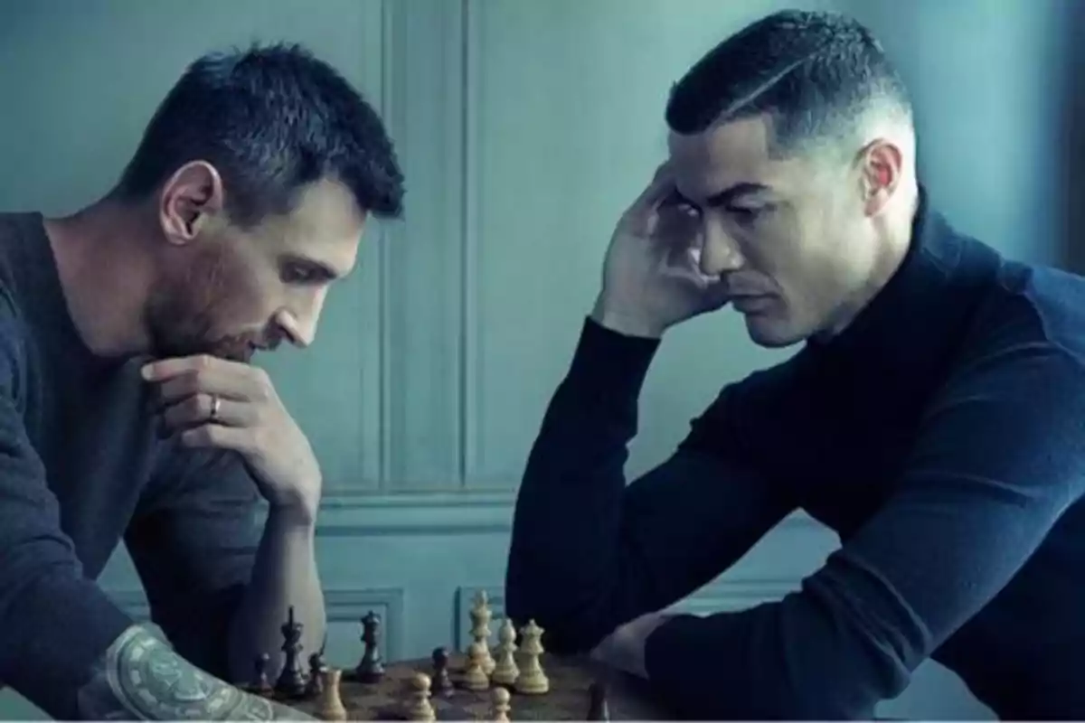 Dos hombres concentrados jugando una partida de ajedrez.